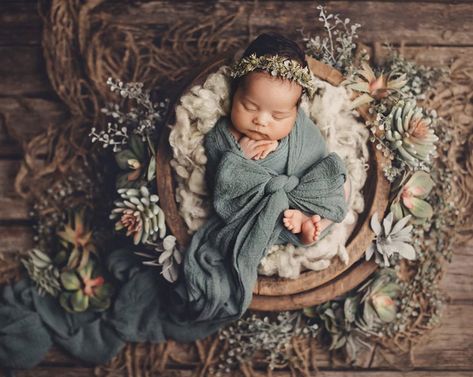 Wildflower Newborn Photos, Moody Newborn Photography, Newborn Girl Photoshooting, Photo Bb, Diy Newborn Photography, Foto Newborn, Newborn Photography Boy, Newborn Photography Poses, Newborn Pics