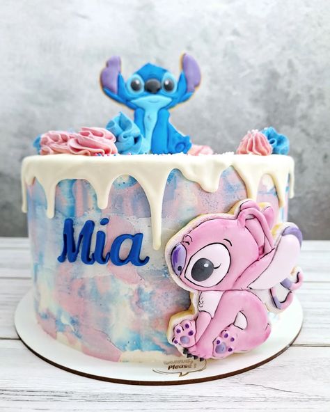 💙🩷𝑺𝒕𝒊𝒕𝒄𝒉 𝒂𝒏𝒅 𝑨𝒏𝒈𝒆𝒍 𝑫𝒓𝒊𝒑 𝑪𝒂𝒌𝒆🩷💙 La torta de la fiesta de Mía para celebrar su cumpleaños. 🥰 Decorada con un drip de chocolate blanco y cookies glaseadas. También cake pops y mini cupcakes decorados con transfers de royal icing y pasta de azúcar. 💙🩷 #stitch #stitchandangel #stitchcake #stitchandangelcake #buttercream #dripcake #stitchcookies #stitchminicupcake #buttercreamcake #stitchcakepops #stitchcakebirthday #stitchparty #stitchfans #instacake #cake #pinterestinspired #tortaspersonalizada... Cupcakes Decorados, Angel Cake, Drip Cake, Stitch And Angel, Drip Cakes, May 13, Mini Cupcakes, Royal Icing, Birthday Cakes