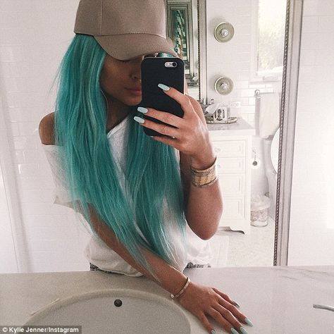 'The road trip begins': The reality star matched her ice blue tresses to her talons as she posed for a selfie Kylie Jenner New Hair, Kylie Jenner Blue Hair, Uñas Kylie Jenner, Kylie Jenner Coachella, Moda Kylie Jenner, Style Kylie Jenner, Mint Green Hair, Kylie Jenner News, Jenner Hair