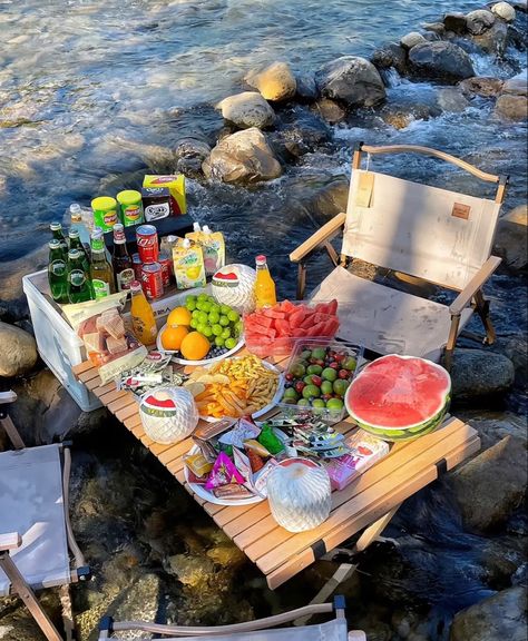 Makanan Cepat Saji, Picnic Date Food, Tenda Camping, Camping Inspiration, Camping Set Up, Lake Food Ideas Summer, Food Ideas Summer, Lake Food Ideas, Camping Aesthetic