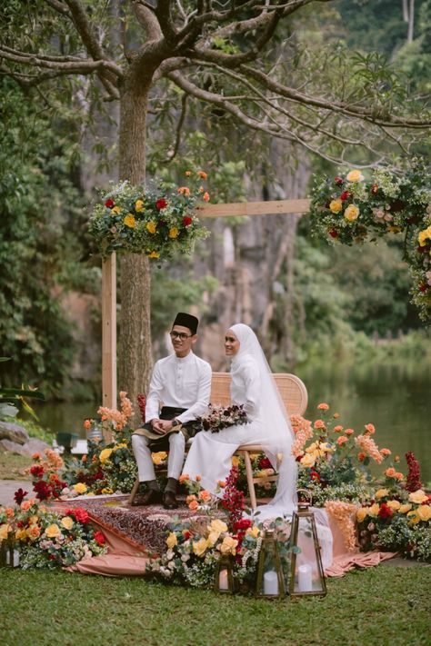 Wedding Dress Garden Theme, Intimate Wedding Indonesia, Pelamin Klasik Tradisional Melayu, Classic Malay Wedding Theme, Pelamin Outdoor, Nikah Outdoor, Pelamin Klasik, Pelamin Tunang, Melayu Wedding