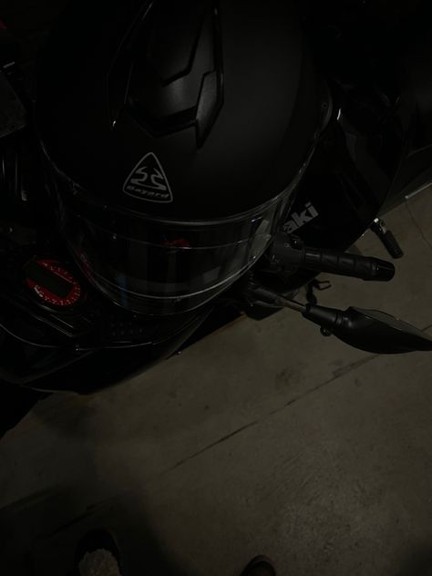 #motor #kawasaki #motorhirl Black Motorcycle Helmet Aesthetic, Kawasaki Ninja H2r Black Aesthetic, Pfp Motorcycle, Black Motorbike Aesthetic, Kawasaki Ninja Aesthetic, Biker Helmet Aesthetic, Kawasaki Aesthetic, Black Motorcycle Aesthetic, Moter Cycle Aesthetic