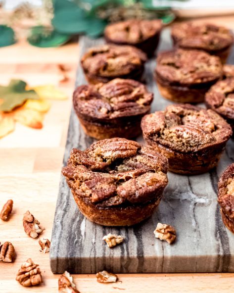 Pecan pie is a fall and holiday dessert must-have. Keto pecan pie bites? Even better. Low-carb mini pecan pie squares that will help you stay on track. Win! Keto Pecan Pie Bites, Pecan Pie Squares, Mini Pecan Pie, Pie Squares, Pecan Bites, Pecan Pie Bites, Keto Pecan Pie, Low Sugar Desserts, Mini Pecan Pies