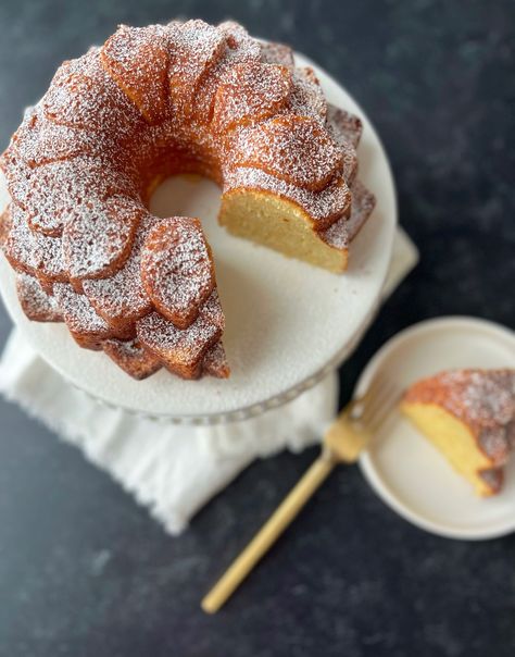 Lemon Olive Oil Bundt Cake Lemon Olive Oil Bundt Cake, Healthy Bundt Cake Recipes, Olive Oil Lemon Cake, Vegan Olive Oil Cake, Olive Oil Bundt Cake, Mini Bunt Cake, Lemon Olive Oil Cake, Breakfast Favorites, Lemon Drizzle Cake