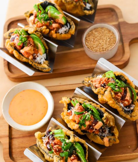 Sushi Tacos Recipe, Mini Fish Tacos, Taco Plating, Sushi Ideas Creative, Spicy Tuna Tacos, Sushi Toppings, Sushi With Crab, Non Seafood Sushi, Spicy Tuna For Sushi