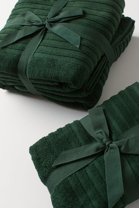 GO GREEN - Zoe Olivia Green Towels Bathroom, Towel Bathroom Ideas, Bathroom Decor Dark, Dark Green Towels, Green Bathroom Accessories, Dark Green Bathrooms, Green Bath Towels, Towel Bathroom, Green Towels