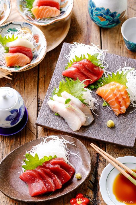 Plating sashimi is an art form that involves arranging thinly sliced, high-quality raw seafood on a plate to create an aesthetically pleasing and delicious dish. Here is a guide to dissecting the various components to recreate it at home! Raw Seafood, Japanese Sashimi, Sashimi Platter, Japanese Cooking, Japan Food, Cookbook Recipes, Restaurant Recipes, Fish And Seafood, Aesthetically Pleasing