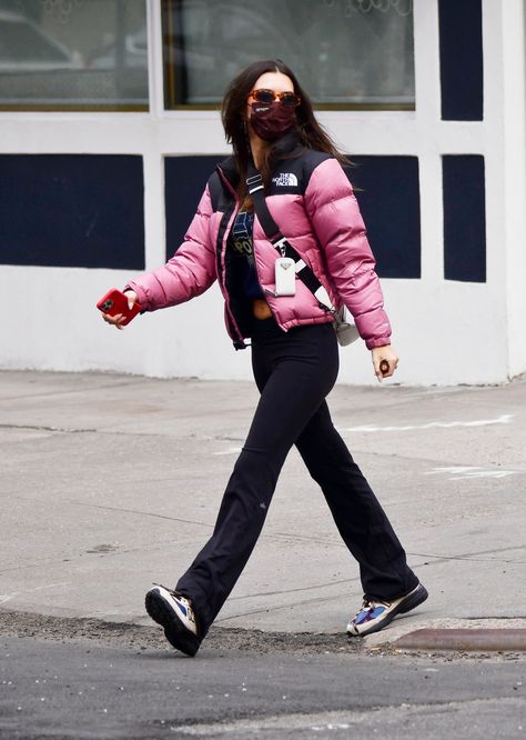 Flair Jeans Outfit, Adidas Samba Classic, Puffer Outfit, Emily Ratajkowski Style, Black Flared Leggings, Pink North Face, Long Down Coat, North Face Puffer Jacket, Flared Leggings