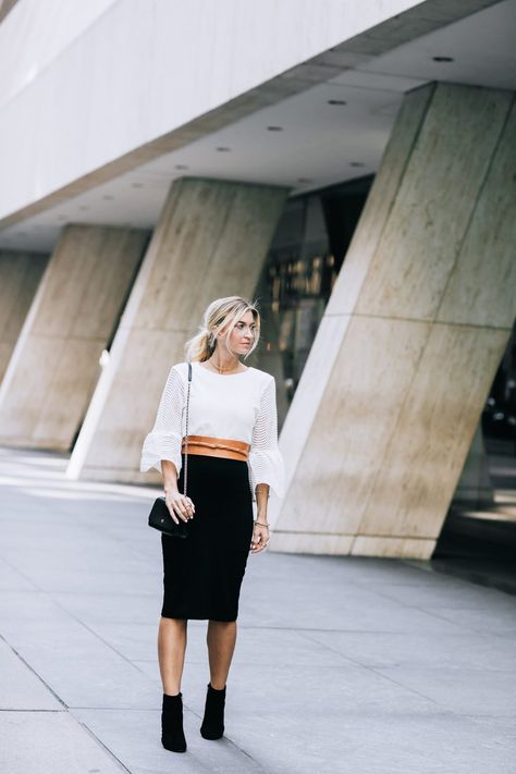 Black pencil skirt + wide cognac belt. Leather Belt Women Outfit, Wrap Belt Outfit, Wide Belt Outfit, Obi Belt Outfit, Rock Style Women, Dance Fits, Long Shift Dress, Cognac Belt, Leanne Barlow