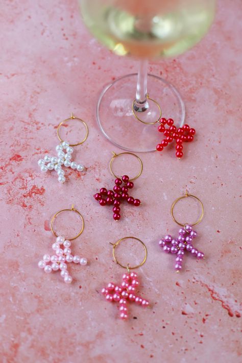 Diy Glass Charms, Diy Wine Charms How To Make, Beaded Wine Glass Charms, Wine Glass Markers Diy, Diy Wine Charms, Wine Glass Charms Diy, Wine Charms Diy, Heart Wreath Form, Pressed Flower Bookmarks