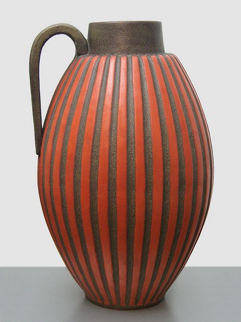 Carstens Tönnieshof vase Mcm Ceramics, Newcomb Pottery, Ceramic Pitchers, Carlo Mollino, Pottery Jugs, Red Pottery, Beautiful Ceramics, Modern Interior Decor, Mid Century Pottery