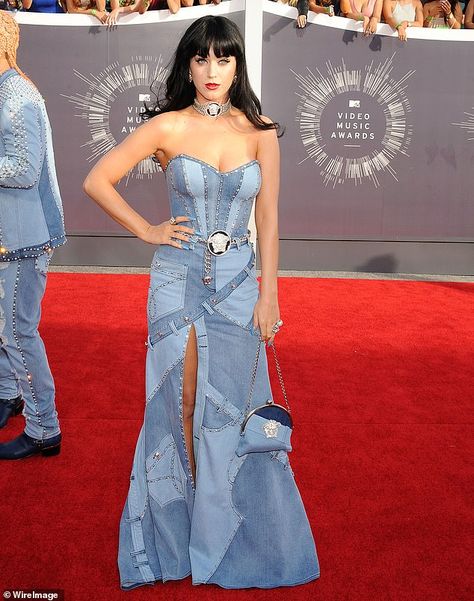 Popular homage: Chloe wasn't the first person to emulate Britney's iconic dress. In 2014, ... Katy Perry Outfits, Katy Perry Wallpaper, Vmas Red Carpet, Icona Pop, Oscar Fashion, Famous Dress, Fashion Moments, Iconic Dresses, Denim Day