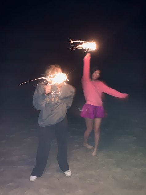 Aesthetic Beach With Friends, Friend Birthday Aesthetic, Beach Party Pictures, 18th Beach Birthday Party Ideas, Beach Bday Party Ideas Aesthetic, Beach Party Activities For Adults, Party On The Beach Aesthetic, Aesthetic Big House, Birthday With Friends Aesthetic