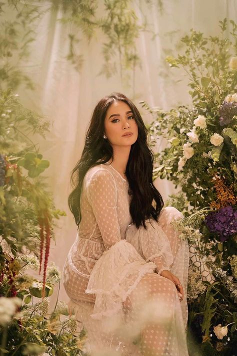 Pre Debut Photoshoot, Heart Evangelista, Debut Photoshoot, Fairy Photoshoot, Flower Photoshoot, Creative Photoshoot Ideas, Photoshoot Themes, Portrait Photography Poses, Photoshoot Concept