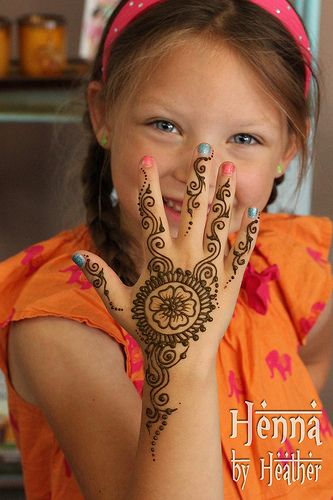 henna_on_child_cute_fun_erins Henna Designs Kids, Mehndi Design Hand, Henna Kids, Mehndi Designs Simple Easy, Beautiful Simple Mehndi Design, Mehndi Mehndi, Mehndi Designs Simple, Simple Mehendi Designs, Pretty Henna