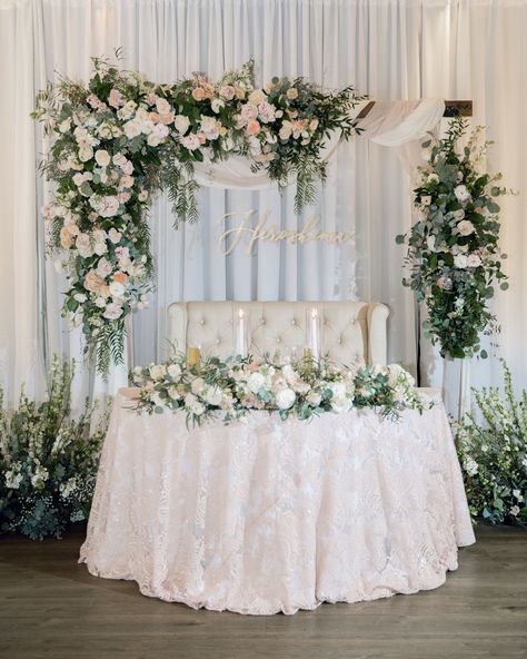 Floral Hoop Wedding, Main Table Wedding, Floral Arbor, Sweetheart Table Backdrop, Flower Arrangements Bouquets, High Back Sofa, Flowers In Vases, Green Wedding Decorations, Bride Groom Table