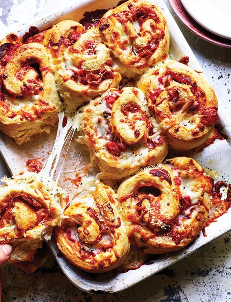 These irresistible pepperoni pizza swirls use a ready-made bread mix for ease and speed Scroll Recipe Savoury, Savoury Scrolls Recipes, Savoury Baking Ideas, Savoury Pinwheels, Scroll Recipe, Savoury Scrolls, Pizza Swirls, Pizza Wheels, Pizza Scrolls