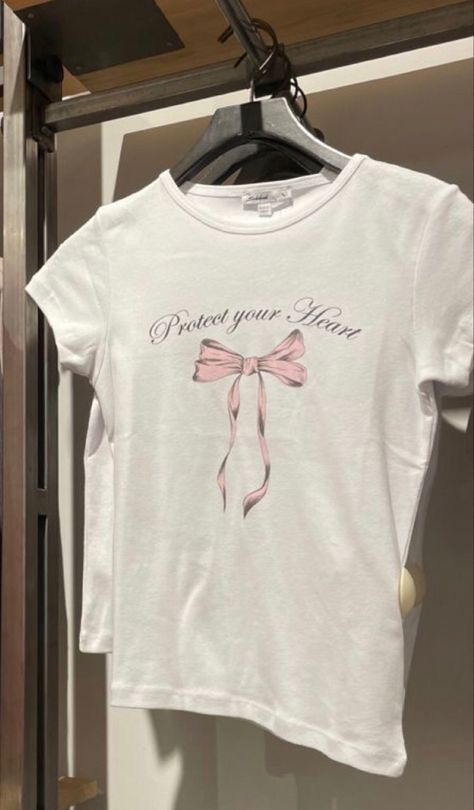 Pink Bow Aesthetic, Kawaii Casual, Aesthetic Bow, Clothes Kawaii, Kawaii Coquette, Girl Streetwear, Bow Aesthetic, Aesthetic Tshirt, Cute Tees