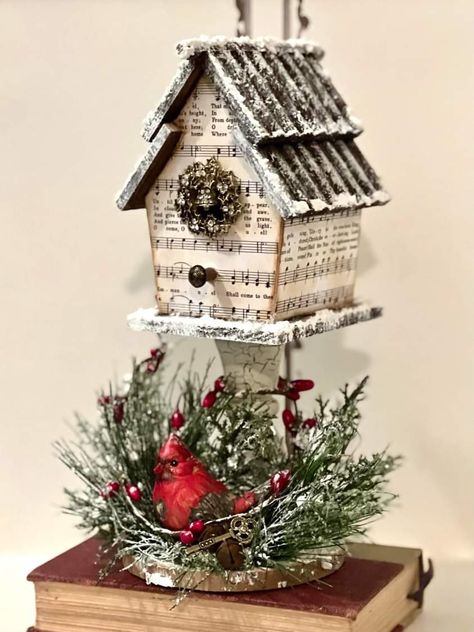 Winter Birdhouse Decor, Diy Birdhouse Decor, Fall Birdhouse Ideas, Birdhouse Centerpiece Ideas, Dollar Tree Birdhouse Crafts, Christmas Birdhouses Ideas, Decorated Birdhouses, Christmas Bird Houses, Holiday Birdhouses