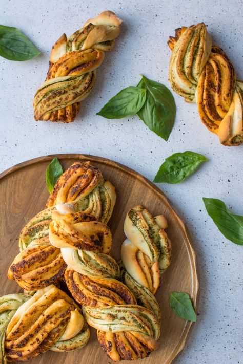 Two Tone Pesto Twists | Lauren Caris Cooks Pesto Twists, Bread Twists, Pesto Bread, Fingerfood Party, Homemade Pesto, Savoury Baking, Pesto Recipe, Quick Bread, Bagels