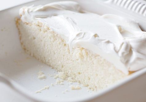 (8x8 but can be halve) White cake with whipped buttercream Snack Cake Recipe, White Cake Recipe, I Am Baker, White Cakes, Gateaux Cake, Snack Cake, White Cake, Piece Of Cakes, Cakes And More