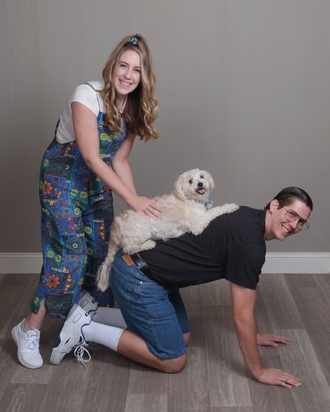 Sears Portrait Studio Pictures, 80s Family Pictures, Funny Couple Portraits, Awkward Family Photos With Dog, Mastermind Photo Shoot, Cringy Couple Pictures, Cringe Family Photos, 80s Family Photos, Awkward Couple Photoshoot