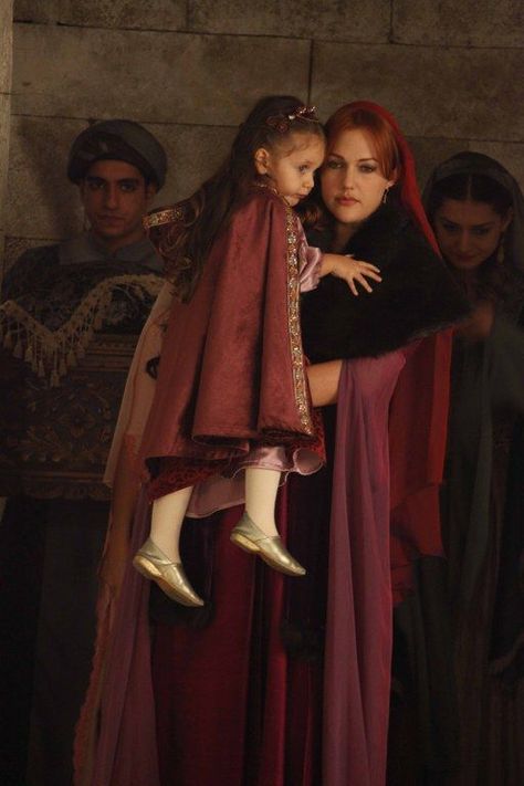 Mihrimah Sultan, Fur Costume, Meryem Uzerli, Kosem Sultan, Hurrem Sultan, Turkish Culture, Historical People, Theatre Costumes, Witch Outfit