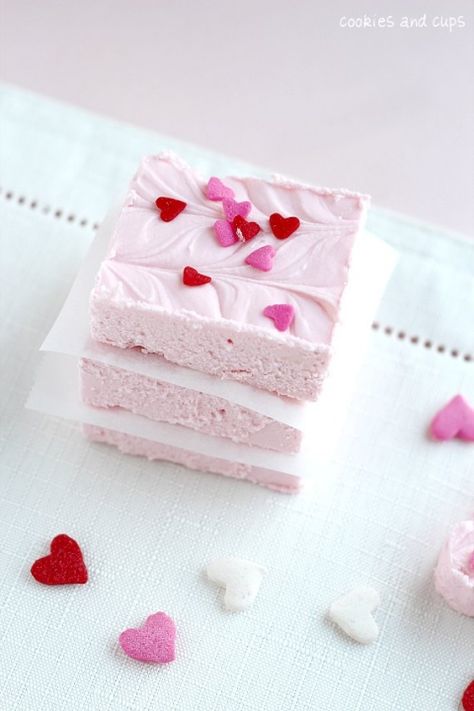 2 ingredient strawberry fudge Strawberry Fudge Recipe, Strawberry Fudge, 2 Ingredient Fudge, Homemade Fudge Recipes, Canned Frosting, Valentine Day Cupcakes, Homemade Fudge, Valentines Day Desserts, Valentine's Day Recipes