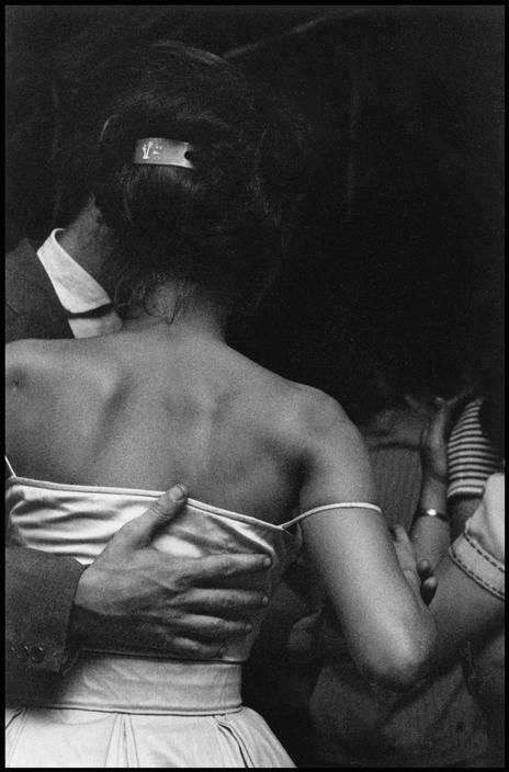 Elliot Erwitt | slow dance | dance | black & white | photography | lovers | www.republicofyou.com.au Elliott Erwitt, Robert Frank, Jitterbug, Shall We Dance, Slow Dance, Photographer Portfolio, The Embrace, Documentary Photographers, George Orwell