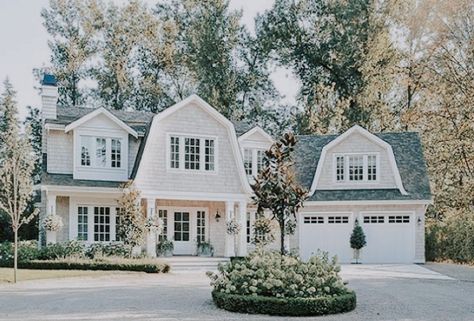 Dutch Colonial Exterior, Nantucket House, Nantucket Style Homes, Dutch Colonial Homes, Monika Hibbs, Gambrel Style, Colonial Exterior, Cape House, New England Homes