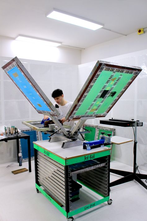 Screen Printing Room, Print Shop Design, Screen Printing Shops, Screen Printing Studio, Screen Printing Press, Design Studio Workspace, Diy Screen Printing, Screen Printing Art, Screen Printing Machine