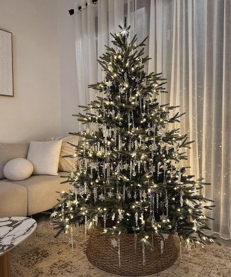 Cute Christmas Tree Decor, Glass Icicles Christmas Tree, Pictures In Front Of Christmas Tree, Christmas Tree Apartment Small Spaces, Christmas Corner Ideas, Small Space Christmas Tree Ideas, Hanging Christmas Tree From Ceiling, Christmas Tree With Pearls, Christmas Tree Vintage Theme