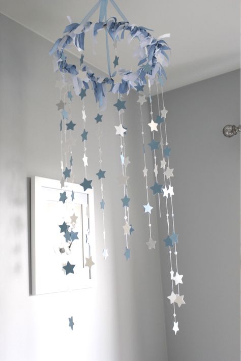 DIY Nursery Star Mobile  - In The Playroom Mobile Art Projects, Baby Mobile Diy, Ceiling Lights Diy, Baby Nursery Diy, Diy Nursery Decor, Paper Mobile, Star Mobile, Diy Nursery, Diy Mobile