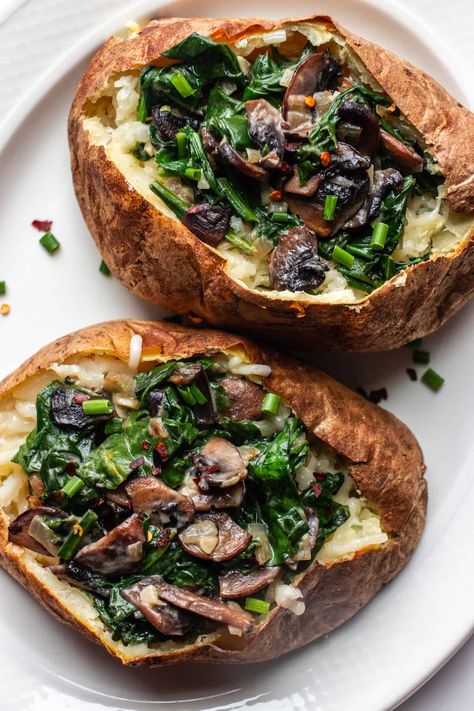 Vegetarian Loaded Potato, Mushroom And Spinach Stuffed Baked Potatoes, Vegan Potato Toppings, Stuffed Potatoes Healthy, Loaded Baked Potato Healthy, Potato Dinners Vegetarian, Loaded Sweet Potato Vegan, Vegetarian Baked Potato Recipes, Vegetarian Meal With Potatoes