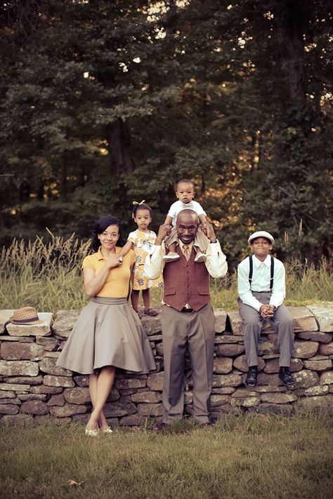 Adorable Vintage-Themed Family Photo Shoot Retro Style Family Photoshoot, Victorian Style Family Photoshoot, Family Vintage Photoshoot, Vintage Family Photoshoot Ideas, Retro Family Photoshoot, 50s Family, Vintage Family Photoshoot, Family Photos Vintage, Retro Family Photos