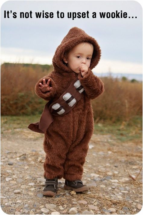 DIY Chewbacca Costume - Peek-a-Boo Pages - Patterns, Fabric & More! Diy Chewbacca Costume, Wookie Costume, Star Wars Sewing, Star Wars Costumes Diy, Chewbacca Costume, Star Wars Halloween Costumes, Quick Costumes, Star Wars Halloween, Star Wars Diy