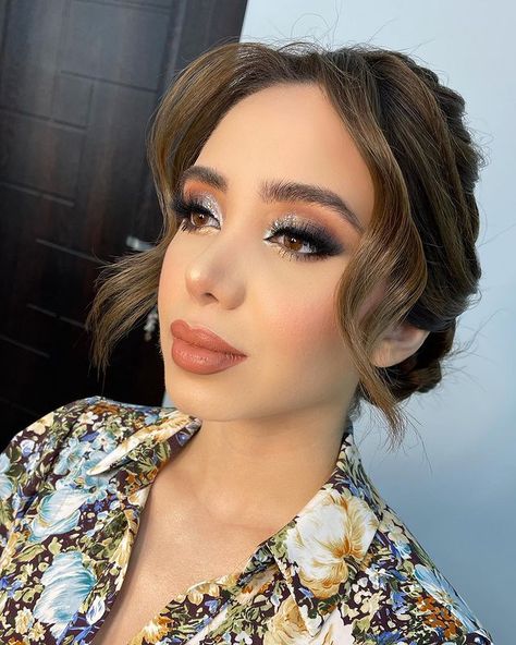 SARAi TORRES❕ en Instagram: “Sociales✨ mua#makeupart#urbandecay#makeupvideoss#makeupworld#makeupaddict#makeuplover#toofaced#nyx#bhcosmetics#morphe#medemlashes#makeupcl…” Makeup Soft Glam, Soft Glam Look, Makeup Ojos, Angel Makeup, Eye Makeup Images, Wedding Guest Makeup, Rhinestone Makeup, Makeup Soft, Simple Makeup Tips