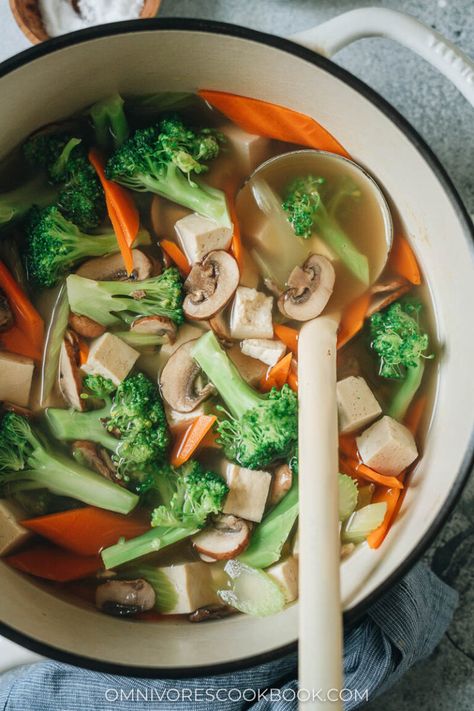 Make takeout in your home in just 10 minutes with this Chinese vegetable soup that’s light and flavorful, yet hearty and comforting enough to fill you up! {Vegan, Gluten-Free} Korean Vegetable Soup, Soup Ideas For Dinner, Chinese Vegetable Soup, Asian Potluck, Soup With Tofu, Chinese Soup Recipes, Ground Beef And Cabbage, Asian Dinner, Tofu Soup