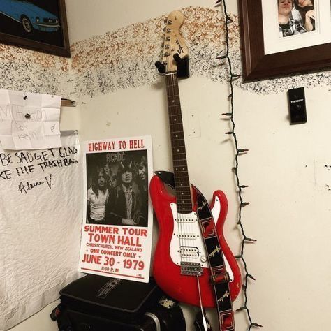 Billy Dunne || aesthetic || daisy jones & the six — taylor jennkins reid Red Electric Guitar, Red Guitar, Highway To Hell, Fotografi Vintage, Cool Electric Guitars, Fender Guitar, Summer Tour, I'm With The Band, Music Aesthetic