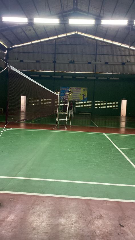 Main badminton Pap Main Badminton, Lapangan Badminton Aesthetic, Gor Badminton, Sport Building, Badminton Pictures, Daaru Party, Daaru Party Pic, Party Pic, Badminton