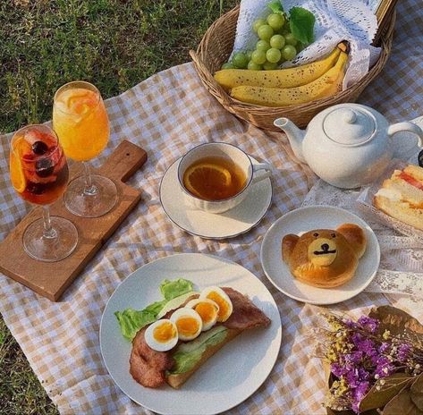 Healthy Picnic, Picnic Dinner, Picnic Inspiration, Peach Aesthetic, Cute Date Ideas, Food Fantasy, Picnic Date, Mothers Day Brunch, Healthy Food Options