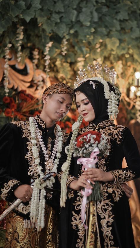 Pengantin Jawa Muslim #JavaGarden #ResepsidiRumah Wedding Dress Hijab Adat Jawa, Pernikahan Adat Jawa Hijab, Pengantin Jawa Hijab, Wedding Adat Jawa, Nikah Adat Jawa, Wedding Jawa, Wedding Dress Hijab, Wedding Dresses Muslim, Pose Wedding