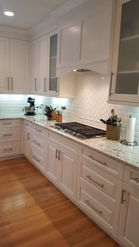 Condo Kitchen, White Kitchen Decor, Kitchen Backsplash Designs, White Kitchen Design, Custom Kitchens, Kitchen Room Design, Kitchen Redo, Kitchen Cabinet Design, Updated Kitchen