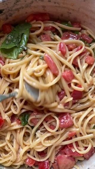 Linguine With Tomatoes Basil And Brie, Linguini With Tomatoes Basil And Brie, Pasta Tomato, Easy Pasta Sauce, Garden Tomatoes, The Off Season, Pasta Italiana, Integrative Nutrition, Summer Tomato