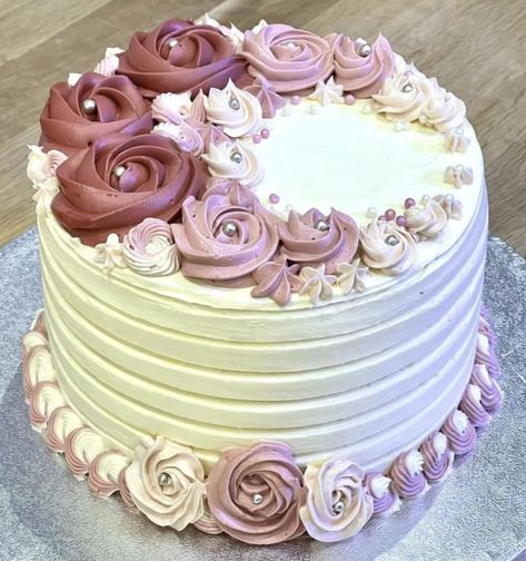 Birthday Cake For Women Buttercream, Old Fashioned Cakes Decoration, 4inch Cake Design, Round Birthday Cakes For Women Simple, Round Birthday Cake For Women, Chocolate Cake With Flowers, Fancy Cakes Birthday For Women, Simple Elegant Birthday Cakes For Women, 60th Birthday Cake Ideas For Women