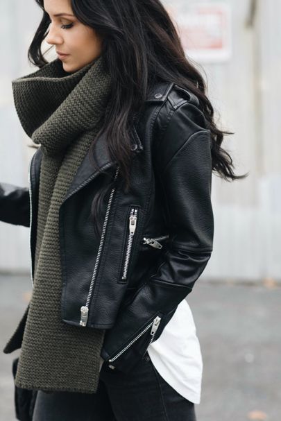 @liketoknow.it http://liketk.it/2pIqq #liketkit Svarta Outfits, Vinter Mode Outfits, Andee Layne, Moda Rock, Woman Sweater, Walking Down The Street, Woman In Black, Winter Styles, Mode Jeans