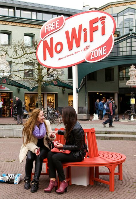 This Free No Wi-Fi Zone bench in Amsterdam actually does block Wi-Fi signals in the immediate area. It is part of an outdoor advertising campaign for Kit Kat by JWT Amsterdam. Guerrilla Advertising, Clever Advertising, 광고 디자인, Publicidad Creativa, Experiential Marketing, Great Ads, Street Marketing, Guerilla Marketing, Best Ads