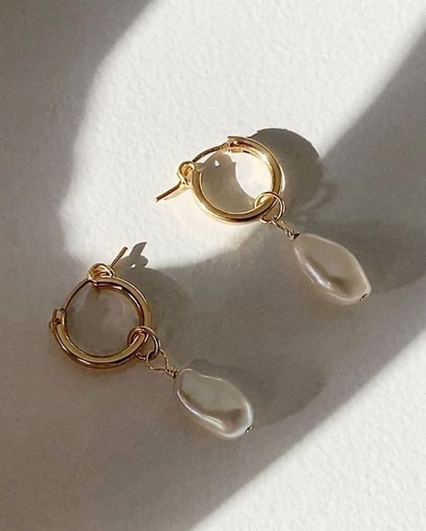 Do you prefer baroque? Or Round?✨ Baroque (pronounced bur-roke) pearls are wild beautifully oddly shaped and uniquely textured pearls making them the perfect bridal jewellery pick for fashion-forward modern bride to be 👰🐚 The Tranquility Baroque Pearl Earrings are now online available in tarnish free and Ocean-safe 14K Gold Filled or Sterling Silver 🤎🤍 #bridaljewellery #weddingjewellery #bridetobe #pearlearringsforthebride #baroquepearlearrings #weddinginspiration #freshwaterpearls #aust... Chakra Necklace, Baroque Pearl Earrings, Jewelry Studio, Huggie Earrings, Bridal Jewellery, Earring Sale, Modern Bride, June Birth Stone, Jewelry Maker