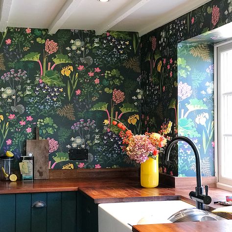 Interior Designer Sophie Robinson's kitchen Boras Tapeter Rabarber bright floral and rhubarb plants on dark green background wallpaper Tapet Inspiration, Easy Kitchen Updates, Rhubarb Plants, Sophie Robinson, Cottage Kitchen Design, Small Cottage Kitchen, Wallpaper Kitchen, Small Cottage, Botanical Wallpaper