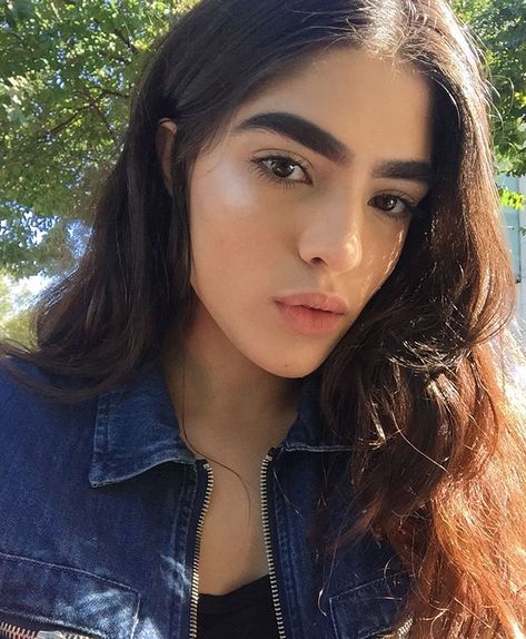 17-Year-Old Bullied For Her Thick Eyebrows Lands Massive Modeling Jobs Eyebrow Arch Shape, Natalia Castellar, Eyebrow Growth Oil, Natural Eyebrows Growth, Eyebrow Arch, Bushy Eyebrows, Dark Eyebrows, Eyebrow Growth Serum, Filling In Eyebrows